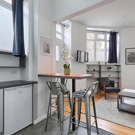 Appartement De Charme Au Coeur Des Batignolles