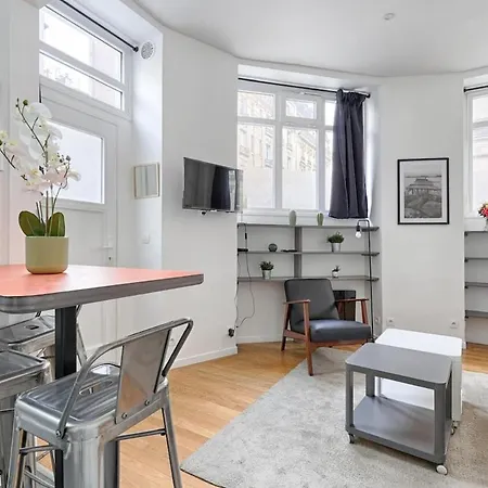 Appartement De Charme Au Coeur Des Batignolles Parigi